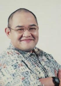 Aktor głosowy: Takashi Nagasako; brak grafiki postaci Tomioka-sensei